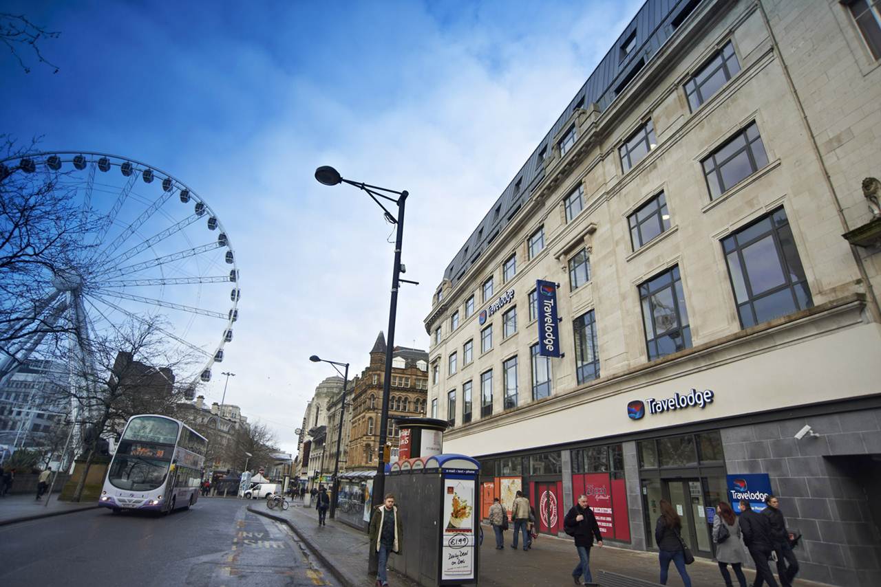 Vista do exterior do Hotel Travelodge Manchester Piccadilly