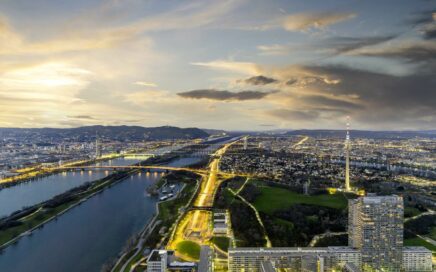 Vista aérea de Viena e do rio Danúbio durante a noite