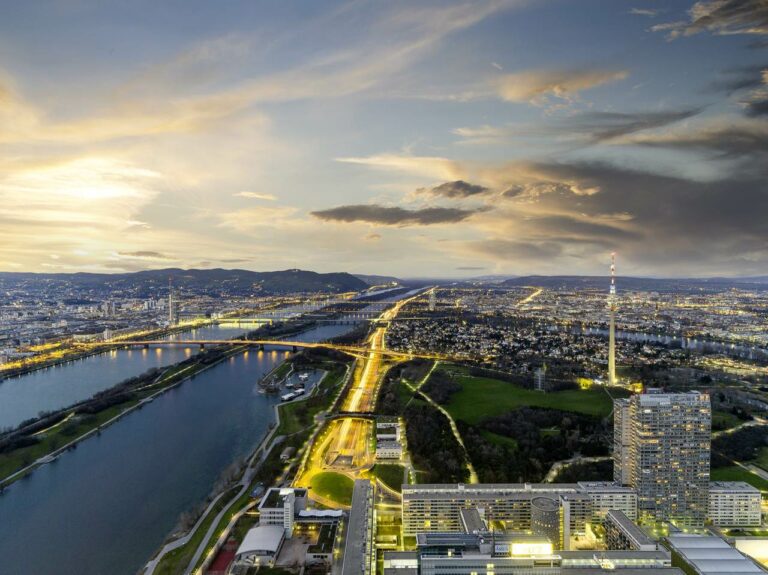 Vista aérea de Viena e do rio Danúbio durante a noite