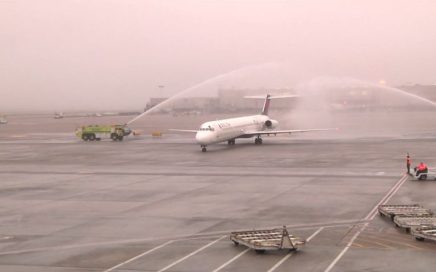 voo 1256 da Delta que transportou passageiro 100 milhões no aeroporto atlanta