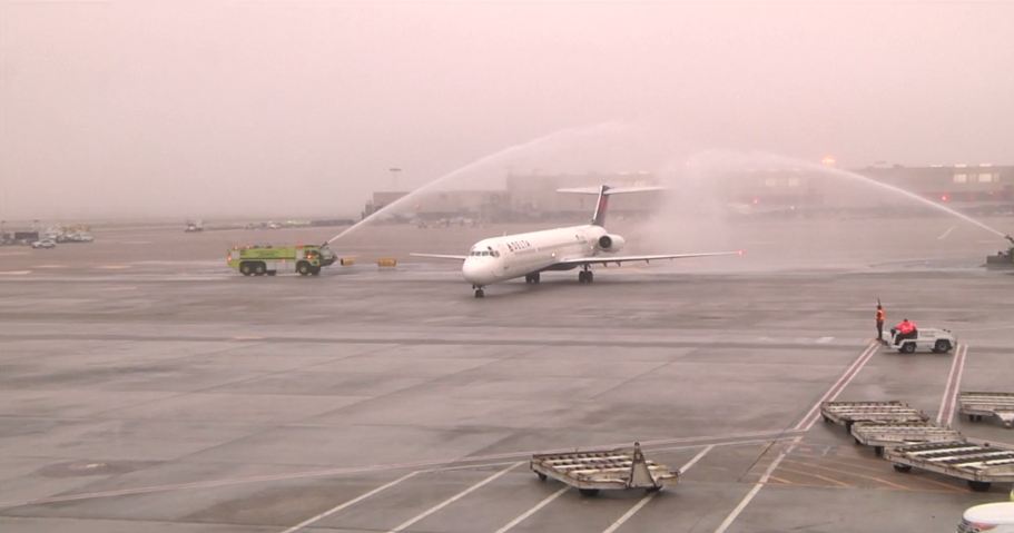 voo 1256 da Delta que transportou passageiro 100 milhões no aeroporto atlanta