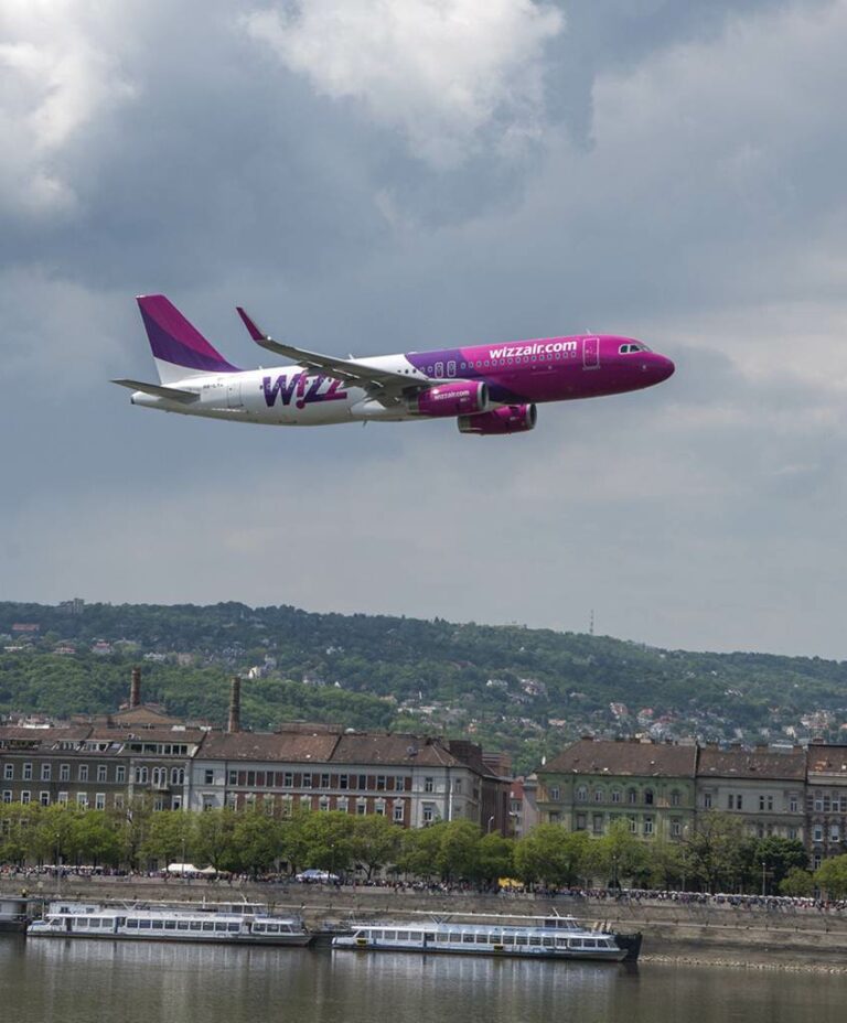Avião da Wizz Air sobre o rio Danúbio na cidade de Budapeste na Hungria