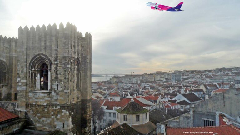 Avião Wizz Air sobre Lisboa rumo a Bucareste na Roménia