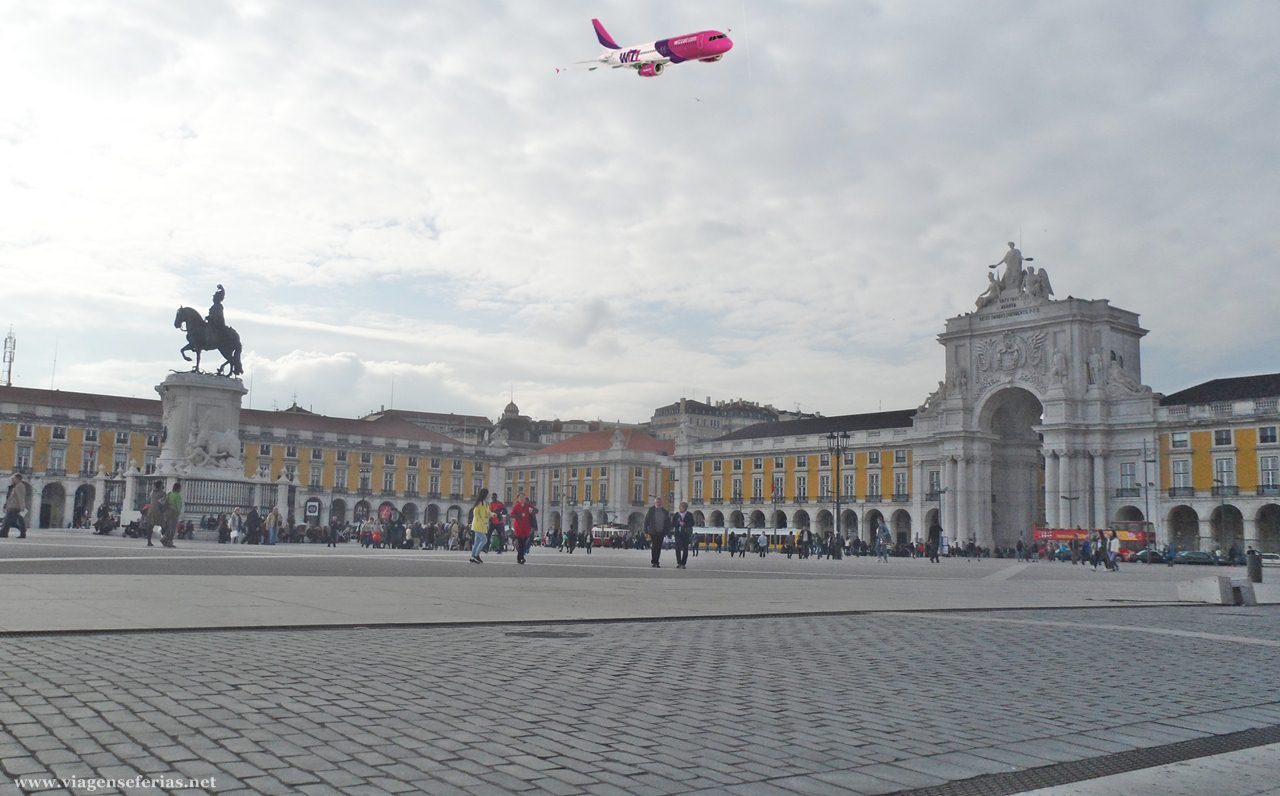 avião Wizz Air sobre cidade de Lisboa vindo de Budapeste