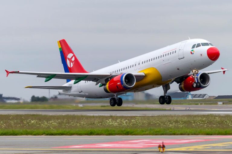 Avião A320 da Danish Air Transports DAT a levantar voo
