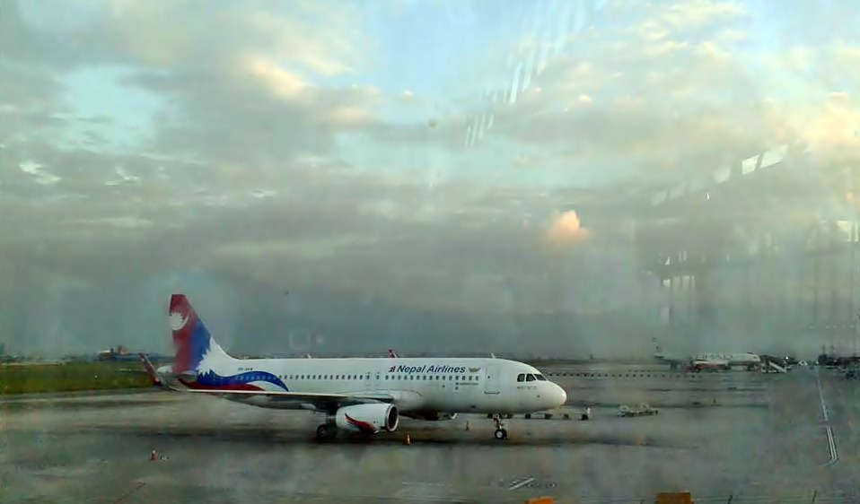 Airbus A320-200 em pista da Companhia Nepal Airlines
