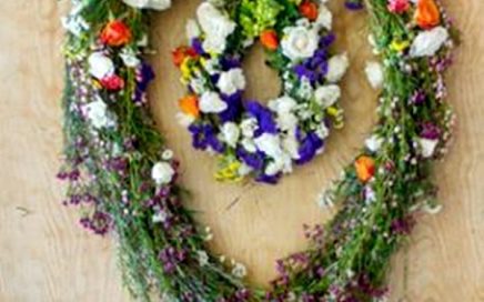 Simbolo da airbnb feito com flores