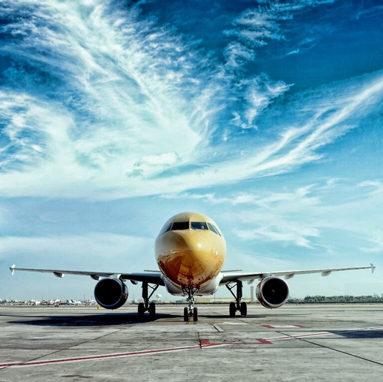Avião da Companhia Gulf Air em pista visto de frente