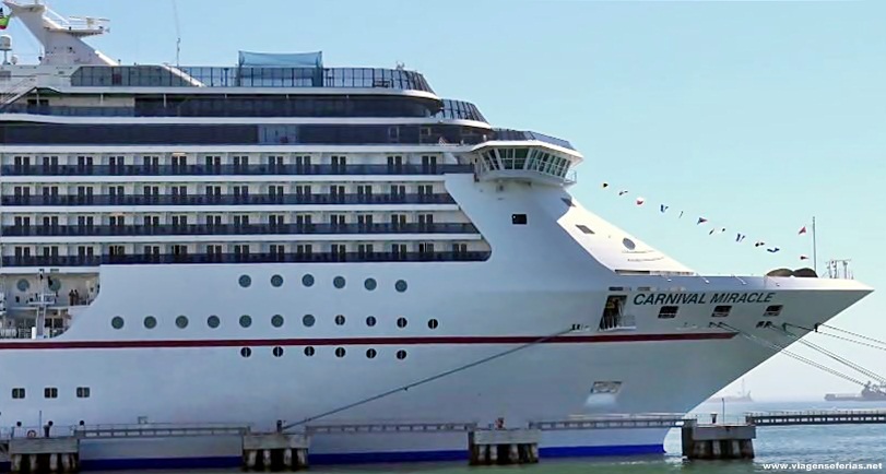 Proa do navio de Cruzeiros Carnival Miracle