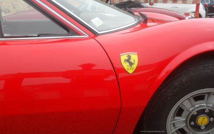 Carro Ferrari Dino de cor vermelha