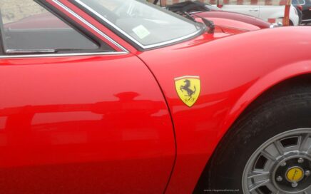 Carro Ferrari Dino de cor vermelha