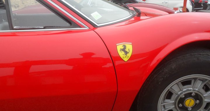 Carro Ferrari Dino de cor vermelha