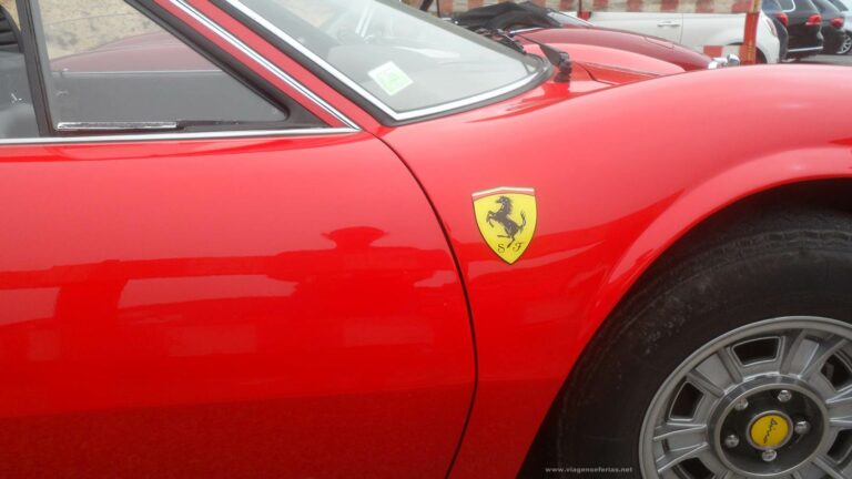 Carro Ferrari Dino de cor vermelha