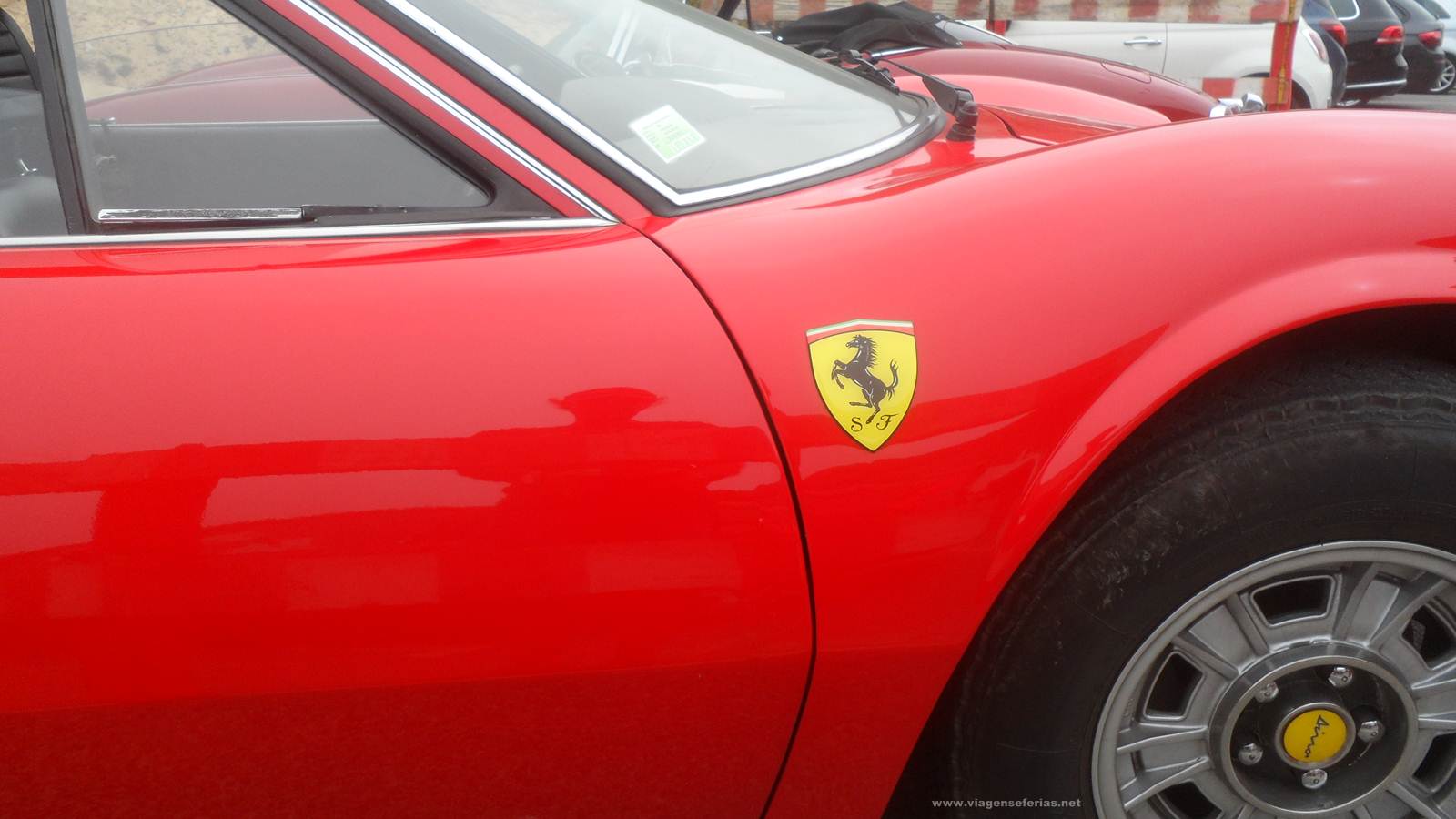 Carro Ferrari Dino de cor vermelha