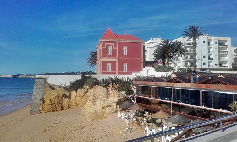 Chalet Vasconcelos em Armação de Pera comprado pelo Vila Vita