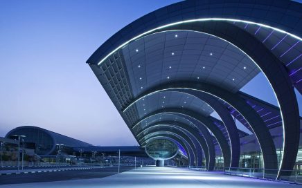 Zona exterior das Partidas do aeroporto do Dubai DXB