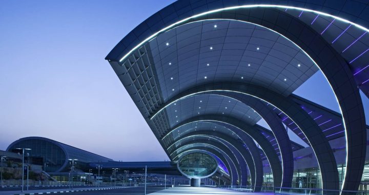 Zona exterior das Partidas do aeroporto do Dubai DXB