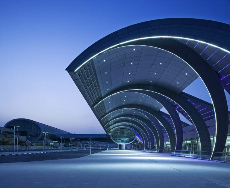 Zona exterior das Partidas do aeroporto do Dubai DXB