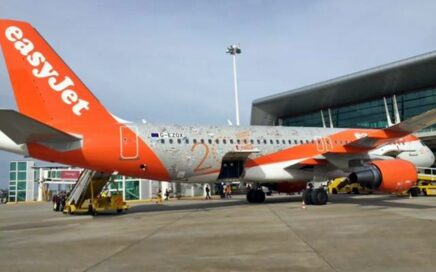 avião easyJet pintura 20 anos no Porto em Portugal