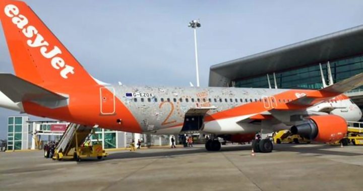 avião easyJet pintura 20 anos no Porto em Portugal
