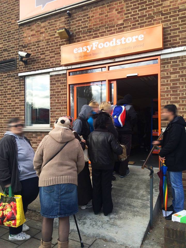 Filas no supermercado do mesmo grupo da easyJet e easyHotel