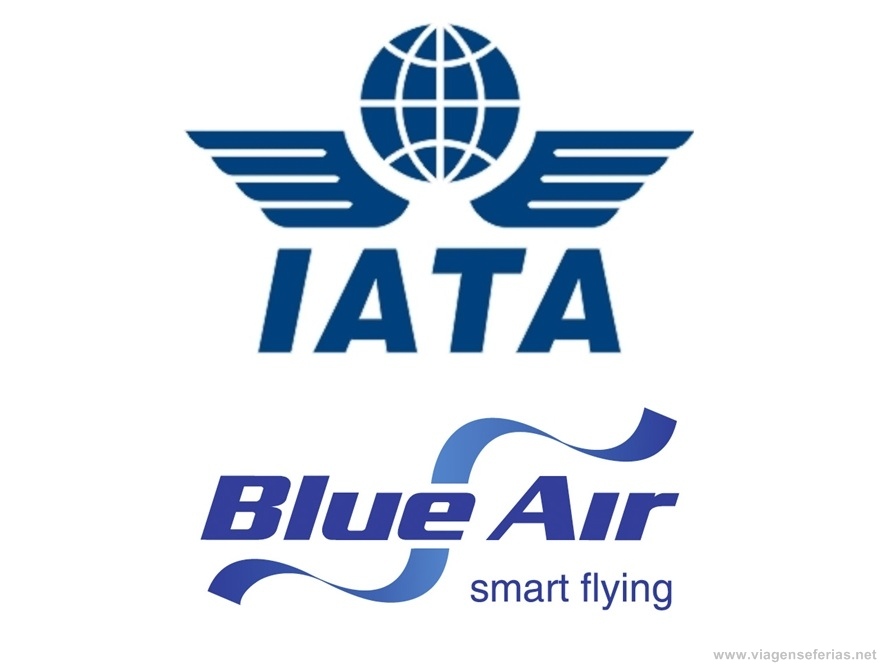 Logo da Associação IATA e da Companhia Low Cost Blue Air
