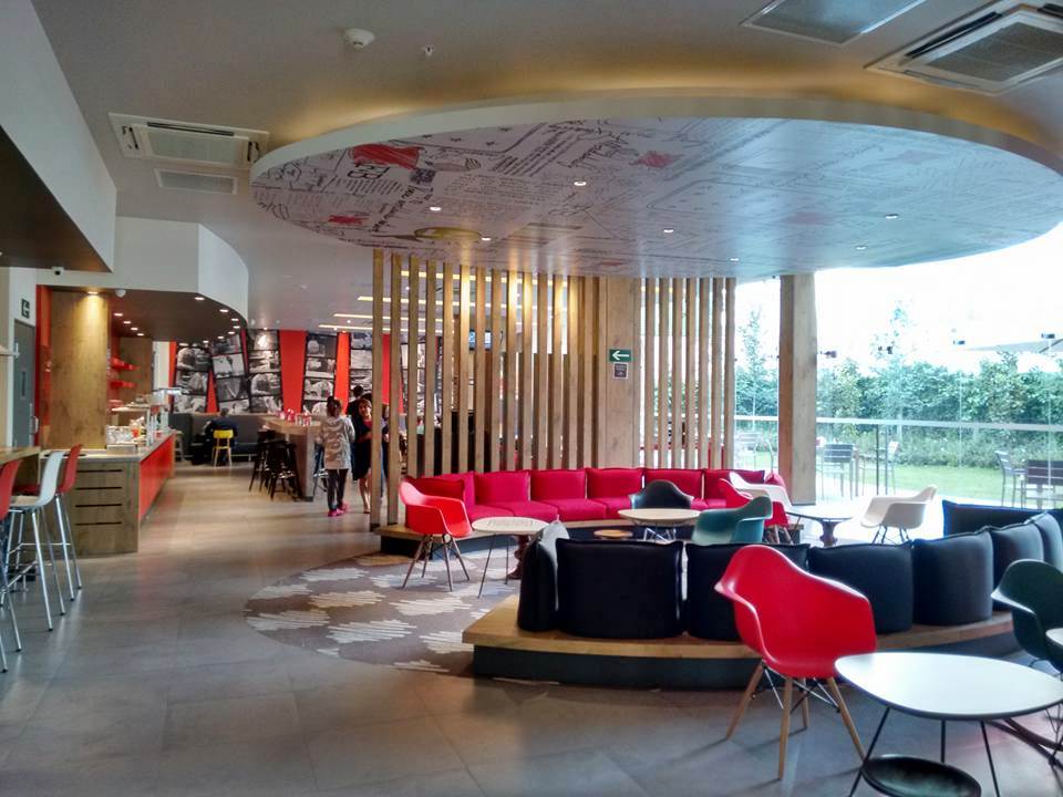 Bar e zona de estar do Hotel Ibis Mexico Alameda