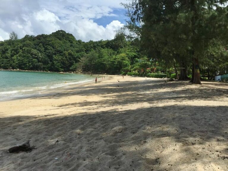 Praia de Kamala Beach da costa oeste da Tailândia em Phuket