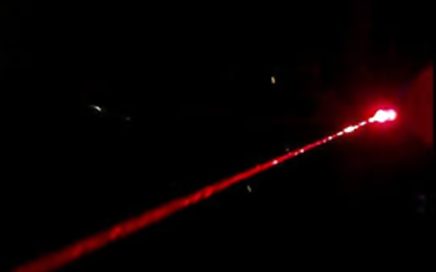 Imagm de um laser vermelho durante a noite