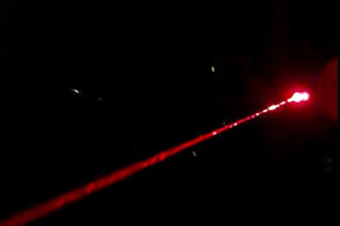 Imagm de um laser vermelho durante a noite