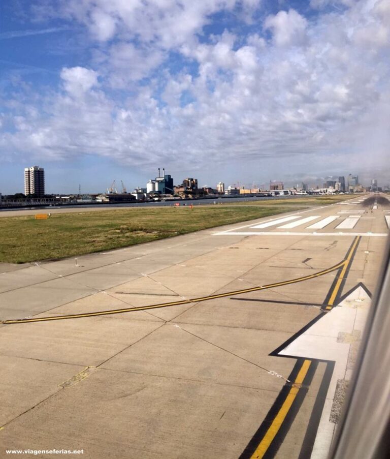 Pista do aeroporto de Londres City no Reino Unido