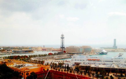 Vista sobre o porto de cruzeiros de Barcelona em Espanha