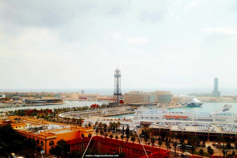 Vista sobre o porto de cruzeiros de Barcelona em Espanha
