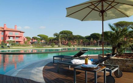 Piscina do hotel Vivamarinha que passa a Sheraton Cascais