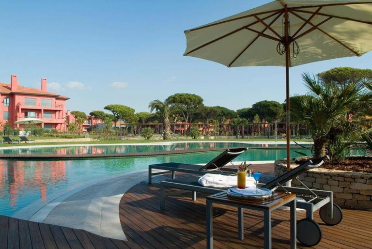 Piscina do hotel Vivamarinha que passa a Sheraton Cascais