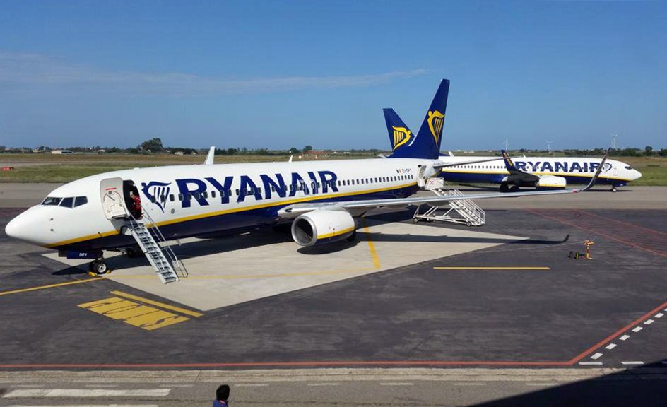 2 aviões da Ryanair no aeroporto de Crotone na Calábria em Itália