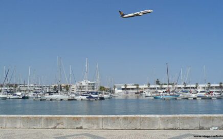 Avião da Ryanair sobre a Marina de Lagos no Algarve