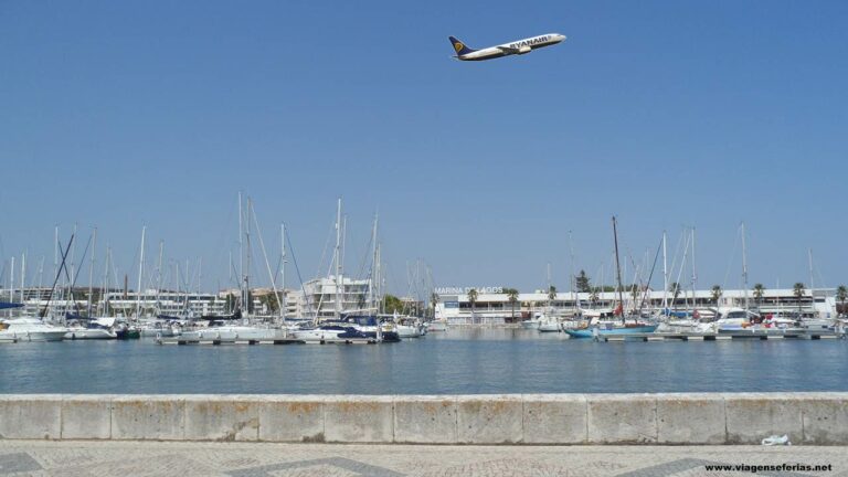 Avião da Ryanair sobre a Marina de Lagos no Algarve