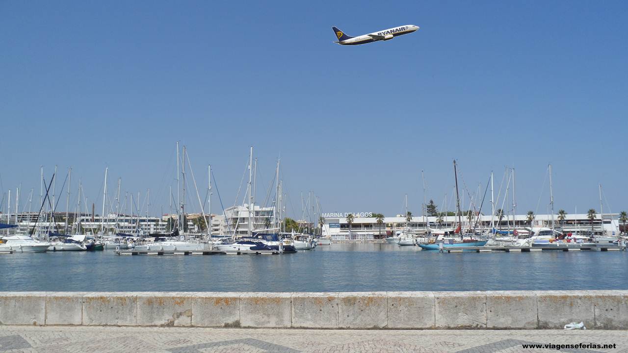 Avião da Ryanair sobre a Marina de Lagos no Algarve