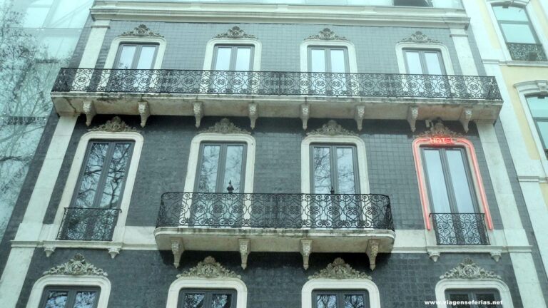 sinalética em neon de hotel numa unidade em Portugal