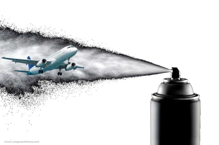 Avião pulverizado contra os mosquitos do vírus Zika