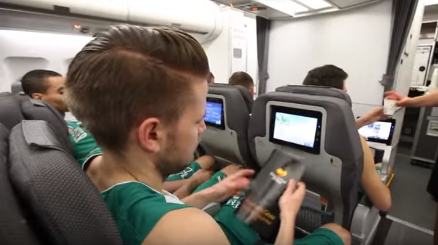 Jogadores de basquetebol tentam assentos da Thomas Cook Airlines