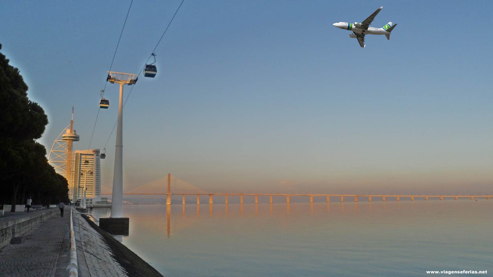 avião da Transavia em voo sobre a cidade de Lisboa (rio)