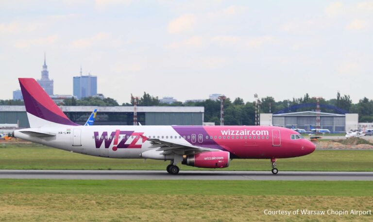 avião A320-232 da Wizz Air no Aeroporto de Varsóvia
