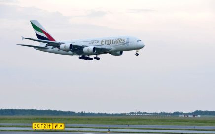 Avião A380 da Emirates a aterrar no aeroporto de Viena