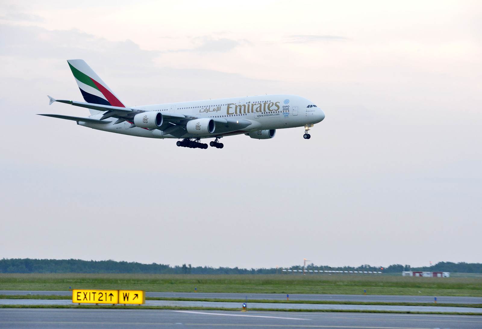 Avião A380 da Emirates a aterrar no aeroporto de Viena