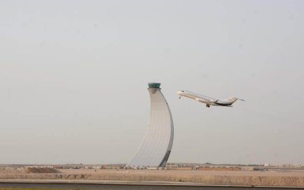Avião a descolar no aeroporto de Abu Dhabi nos Emirados Árabes Unidos