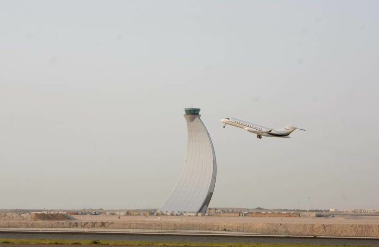 Avião a descolar no aeroporto de Abu Dhabi nos Emirados Árabes Unidos