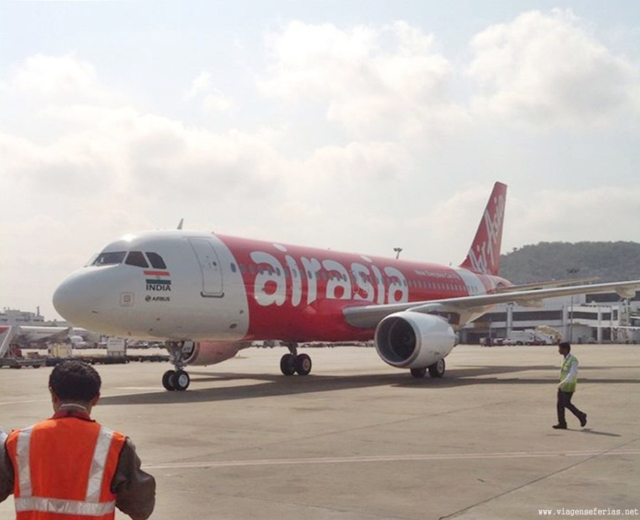avião da airasia india na pista do aeroporto de Chennai