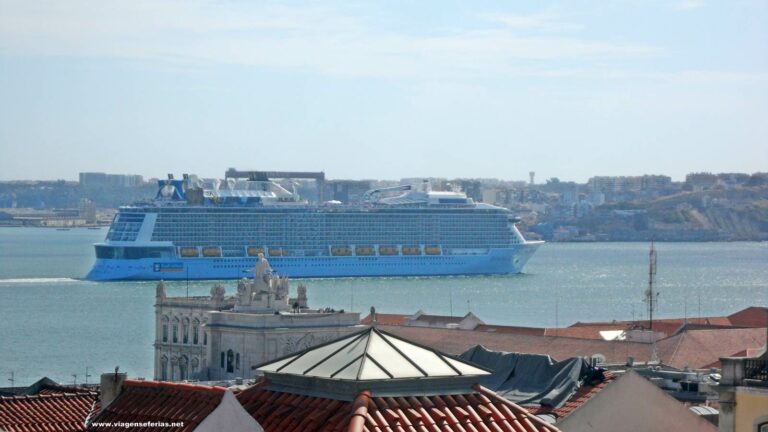 Navio de Cruzeiro Anthem of The Seas no Tejo em Lisboa